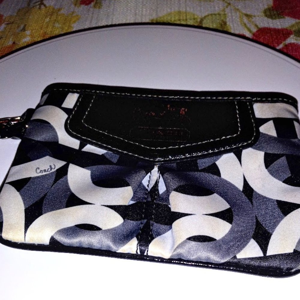 COACH Madison Scarf Print Signature Optic Outline Maggie Wristlet - Picture 3 of 13